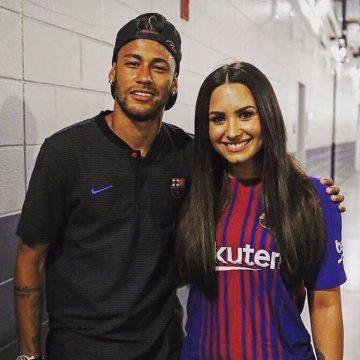 Neymar a un nouveau club et … une nouvelle petite amie ! (PHOTOS) Neymar a un nouveau club et … une nouvelle petite amie ! (PHOTOS)