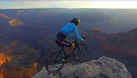 Le cycliste italien, Vittorio Brumotti, se paie le Grand Canyon