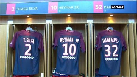 Voici la place de Neymar dans le vestiaire du PSG ! (PHOTO) Voici la place de Neymar dans le vestiaire du PSG ! (PHOTO)
