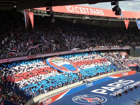 tifo entrée des joueurs PSG Amiens par le Collectif Ultras Paris