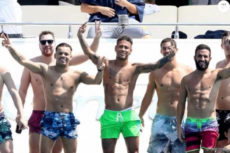 Quand Neymar tape la pose à St Tropez avec des Marseillais ! Quand Neymar tape la pose à St Tropez avec des Marseillais !