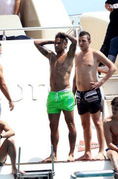 Quand Neymar tape la pose à St Tropez avec des Marseillais ! Quand Neymar tape la pose à St Tropez avec des Marseillais !