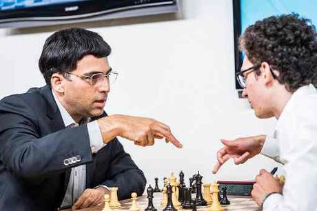 Viswanathan Anand analyse sa partie avec Fabiano Caruana à la Sinquefield Cup ronde 5 - Photo © Lennart Ootes 