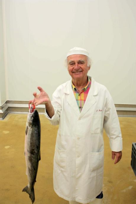 Jacques Barthouil et un saumon fraichement péché © Gourmets&Co