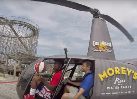 Un Harlem Globetrotter marque un panier depuis…un hélicoptère