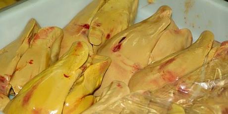 Foie gras de canard poêlé à la compote de rhubarbe et aux agrumes