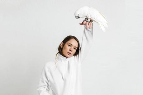 Anna of the North combat la solitude dans le clip de ‘Someone’ anna-of-the-north-someone-folkr-02