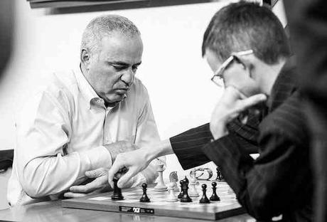 Garry Kasparov s'incline face au Tchèque Navara au terme d'une partie d'échecs d'intensité dramatique © site officiel