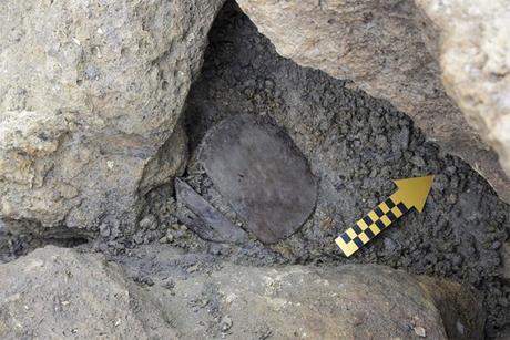 Découverte d'une boite en bois de l'âge du bronze contenant des céréales dans les Alpes Découverte d'une boite en bois de l'âge du bronze contenant des céréales