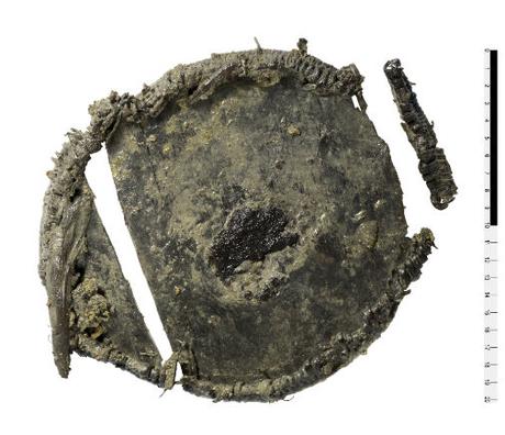 Découverte d'une boite en bois de l'âge du bronze contenant des céréales dans les Alpes Découverte d'une boite en bois de l'âge du bronze contenant des céréales