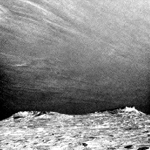 Mars : Curiosity observe des nuages défiler Mars : Curiosity observe des nuages défiler