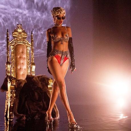 Rihanna lance sa toute première collection de chaussette à son effigie
