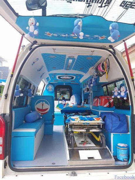 Thaïlande taxi Hello Kitty vs ambulance Doraemon (vidéos)