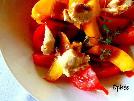 Salade de tomates, pêches, et fromage de haricots blancs Salade de tomates, pêches, et fromage de haricots blancs