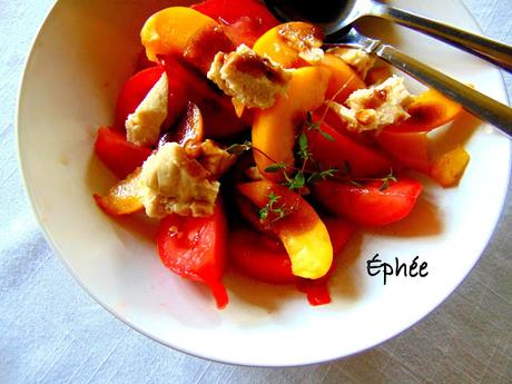 Salade de tomates, pêches, et fromage de haricots blancs Salade de tomates, pêches, et fromage de haricots blancs