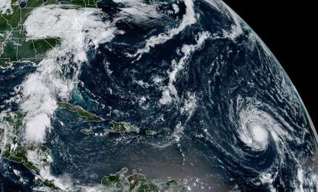 Images du NOAA montrant l’ouragan Irma (dans le coin droit de l’image) et les restes de l’ouragan Harvey (en haut à gauche), le 2 septembre.