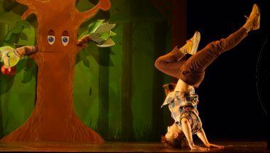 L'Arbre des Découvertes, par la Cie L. Danse L'Arbre des Découvertes, par la Cie L. Danse