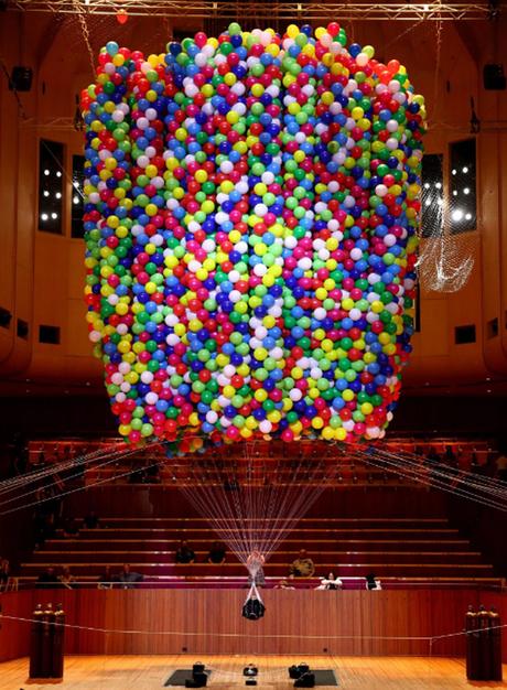 Une artiste s’envole grâce à 20.000 ballons multicolores