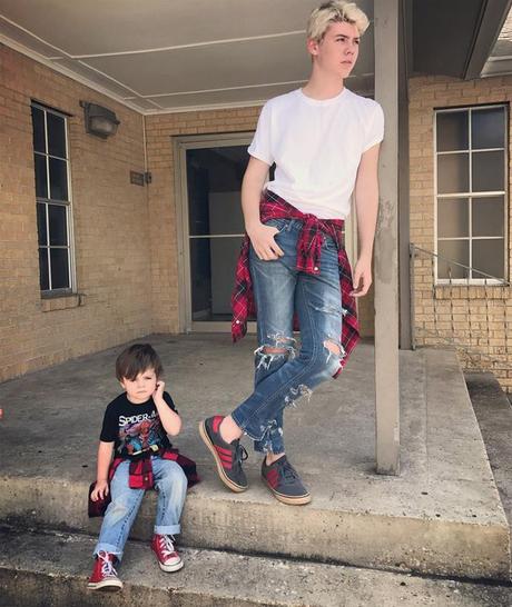 ÇA : il déguise son petit frère de 3 ans en Grippe-Sou le clown ÇA : il déguise son petit frère de 3 ans en Grippe-Sou le clown