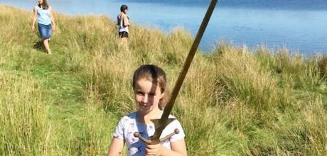 À 7 ans, elle trouve une épée à l’endroit où le roi Arthur aurait rendu Excalibur à la Dame du Lac