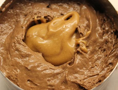 Mousse chocolat sur bastognes, coeur pâte de spéculoos
