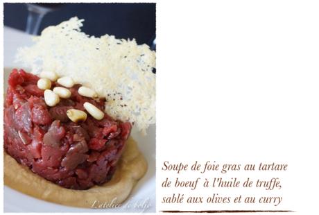 Soupe de foie gras au tartare de boeuf à l’huile de truffe, sablé aux olives et au curry