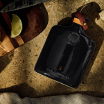 L’objet du jour : Une flasque en céramique stylée L’objet du jour : Une flasque en céramique stylée