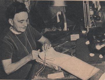 La belge Mariette Smetryns, artiste sur cuir Ci-dessus : 1ère image : une oeuvre de Modeste Huys; 2ième image: M.Smetryns avec son mari ; 3ième et 4ième : l'atelier rue d'Arenberg, Bruxelles, 5ième image: Michel-Ange et Ludwig V. Beethoven sur cuir; 6 ième image: armoiries britanniques sur ce livre d'or offert à Elisabeth 2 pour son couronnement en 1952. 7ième image: article ( Livre d'or pour Elis.II ) tiré d'un journal inconnu mais de l'époque du couronnement (courtesy: Joop Boelens, Vught, Pays-Bas)