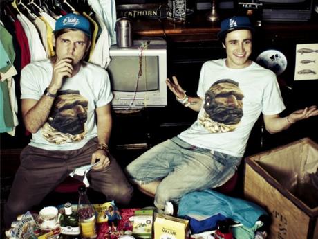 Hip Hop 90’s, baggy et grosse casquette : le duo de rappeurs UK Too Many T’s débarque en France
