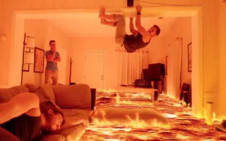 Trois colocataires réalisent un « The Floor is Lava » digne d’Hollywood