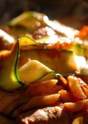 Quand le père cuisine les enfants ne mangent pas... la cuisine pour les enfants 1er chapitre, pâtes saucisses un duo gagnant...