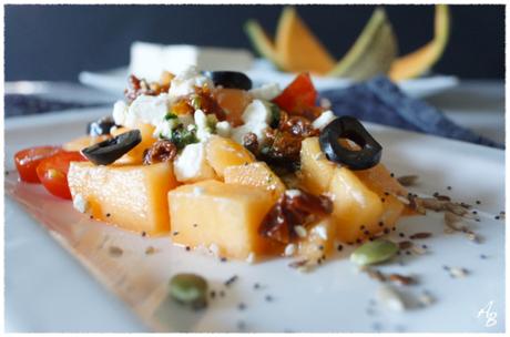 Salade de melon à la féta, concombre, tomate séchées et basilic