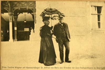 Cosima Wagner avec le Kammersänger Alfred von Bary devant la Maison du Festival à Bayreuth