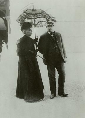 Cosima Wagner avec le Kammersänger Alfred von Bary devant la Maison du Festival à Bayreuth