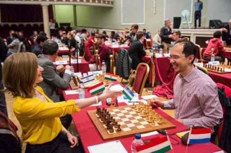 La joueuse d'échecs hongroise Anna Rudolf s'est logiquement inclinée face à l'Ouzbek Rustam Kasimdzhanov lors de la première ronde de l'édition 2017 du tournoi de l'Ile de Man - Photo © site officiel