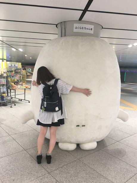 Installation d’un pilier à câlins géant dans la gare de Tokyo