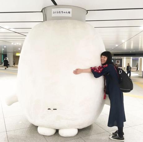 Installation d’un pilier à câlins géant dans la gare de Tokyo