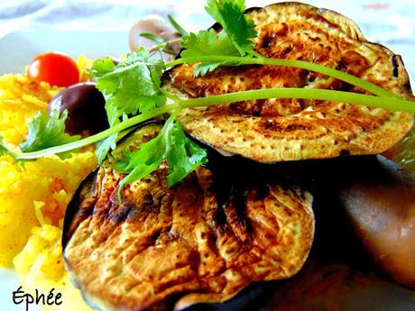 Légumes grillés sur riz au curcuma avec saucisse végétale à la sauge Légumes grillés sur riz au curcuma avec saucisse végétale à la sauge