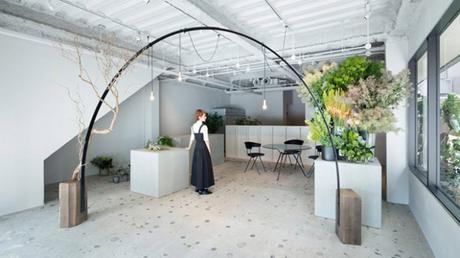 Une arche de métal pour habiller la décoration minimaliste de ce fleuriste au Japon