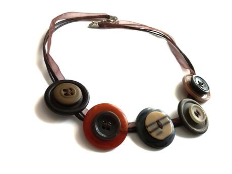 Un collier de boutons superposés facile à faire Un collier de boutons superposés facile à faire