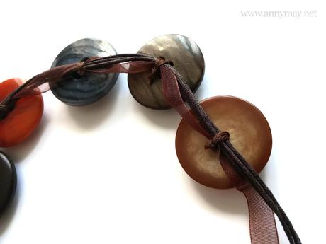 Un collier de boutons superposés facile à faire Un collier de boutons superposés facile à faire