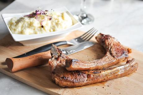 Côte d’agneau et sa purée maison Côte d’agneau et sa purée maison