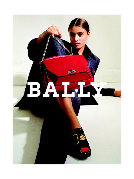 TAYLOR HILL NOUVEAU VISAGE pour l’AUTOMNE HIVER 2017-2018 de BALLY TAYLOR HILL NOUVEAU VISAGE pour l’AUTOMNE HIVER 2017-2018 de BALLY