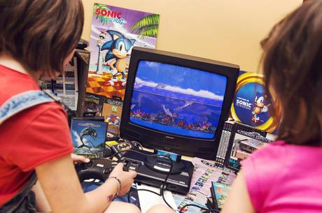 SEGA, c’est plus fort que qui ? SEGA, c'est plus fort que QUI ? Ecco the Dolphin, ce jeu prêt à faire céder les parents à l'achat d'une Megadrive dans tous les foyers... Un simulateur de fond marin bien difficile à prendre en main pour en découvrir les mystères !