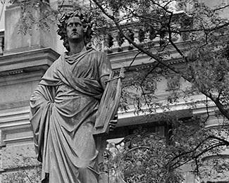1869- Le roi Louis II de Bavière offre un monument à Goethe à la ville de Munich
