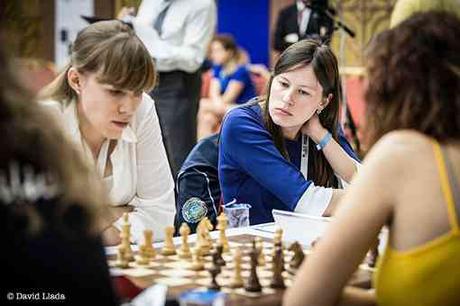 Exploit de la Française Cécile Haussernot (2169) de l'équipe d'échecs de Mulhouse Philidor qui bat la Russe Olga Girya (2505) d'UGRA Chess Club lors de la ronde 1 - Photo © David Llada