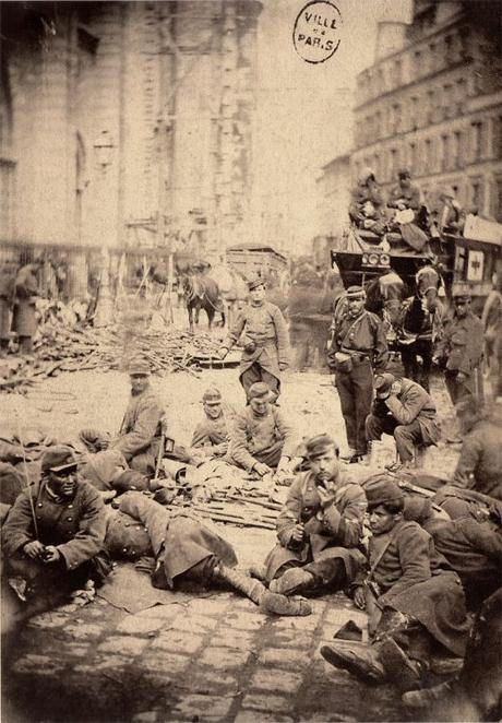 La Commune de Paris : La plus ancienne photo de la Croix-Rouge en opération ?