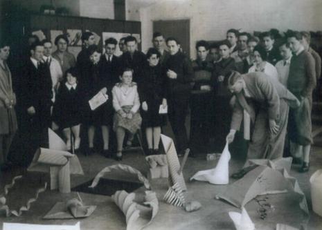 albers-et-ses-etudiants-au-bauhaus-de-dessau-vers-1928.1215373405.jpg