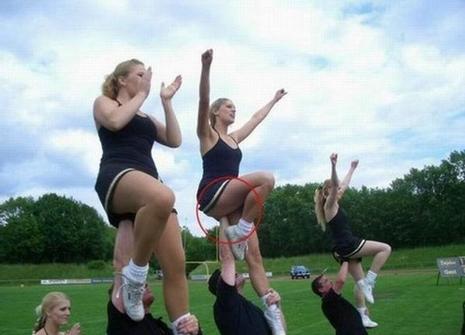 Quelques images insolites (Vol 30) photo pompom girl bras entre jambe humour insolite