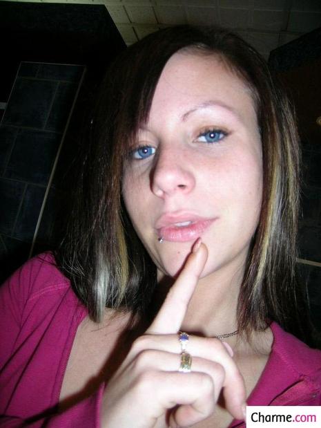 exhibe amateur jolie brune